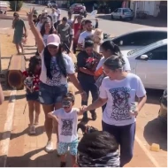 Participantes caminhando na edição de 2024 da Cãominhada